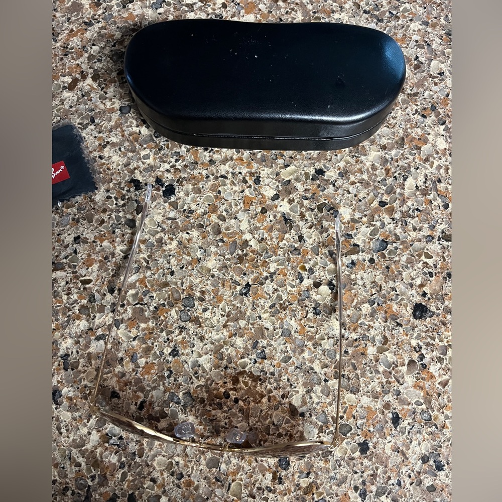 New Rayban rr3025 aviator large metal sunglasses case is scratched as shown - Picture 4 of 4